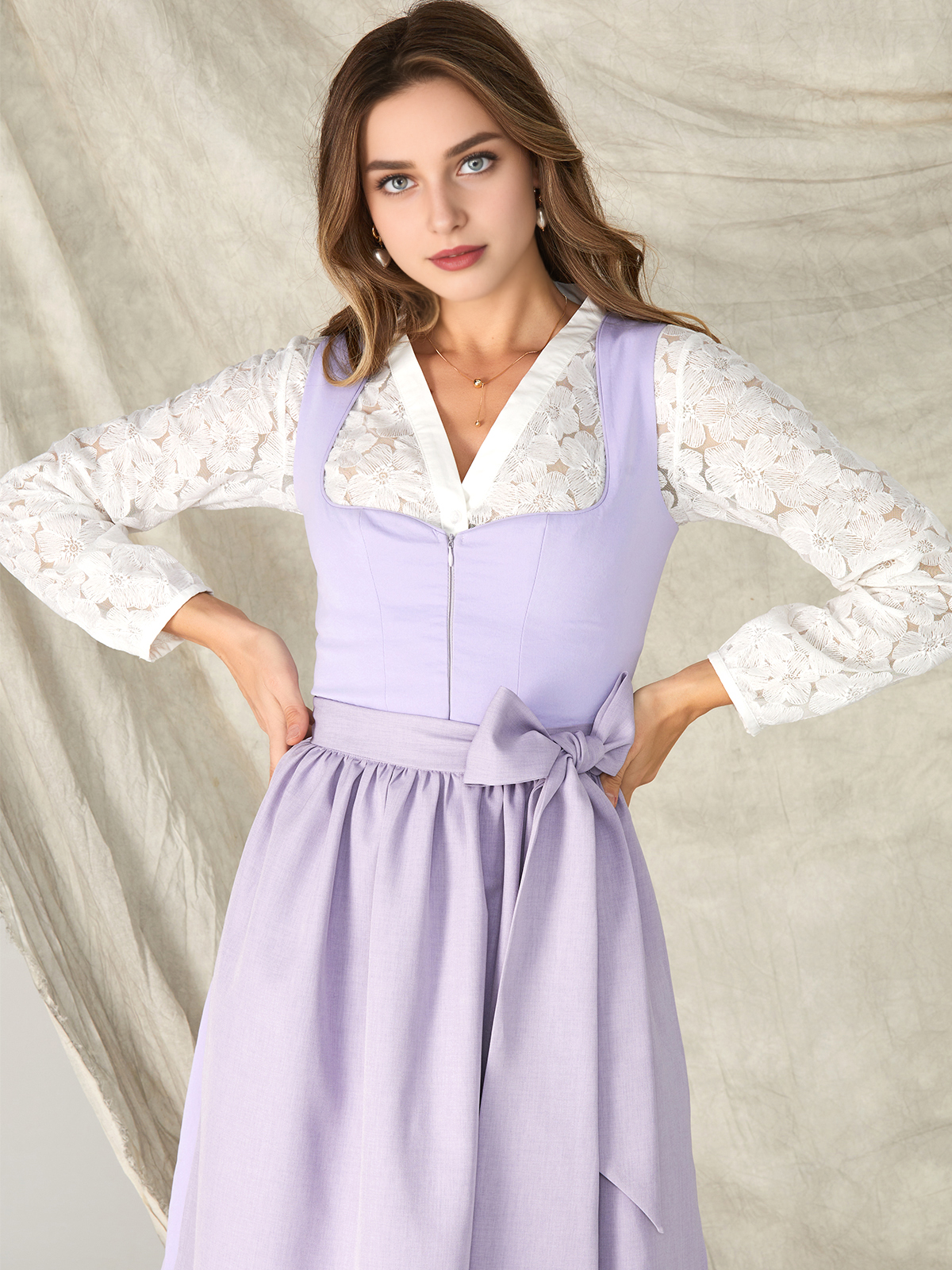 Blaues Samt-Dirndl mit modernem Schnitt