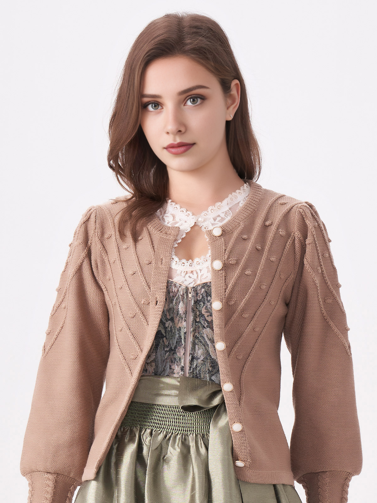 Ein Dirndl in hellen Salbeigrün-Tönen, kombiniert mit einer braunen Schürze