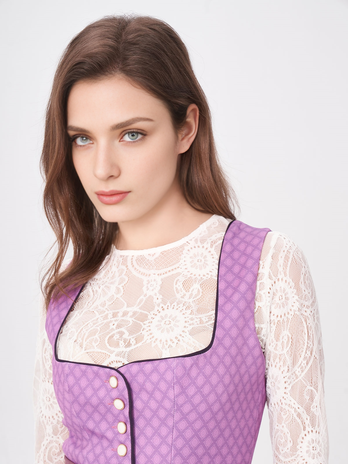 Dirndl in Lila mit eleganter Bluse
