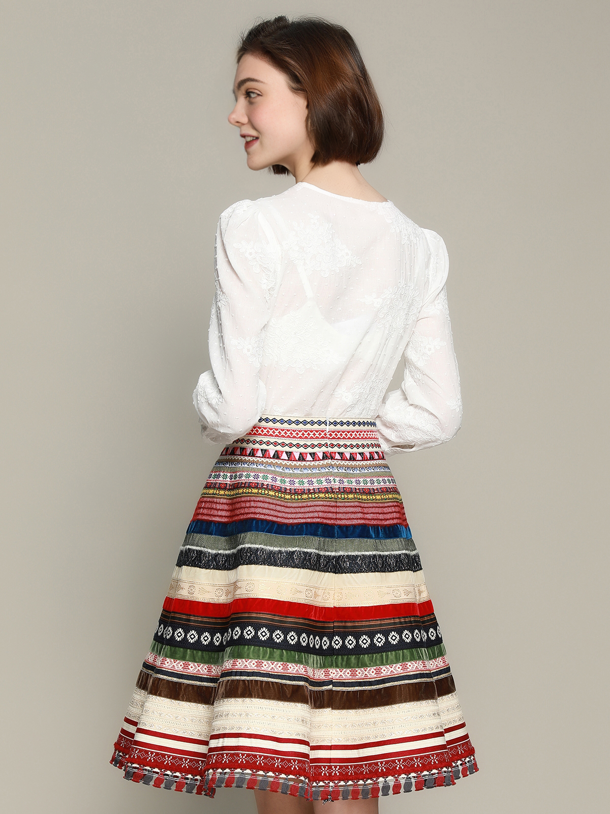 Modernes Dirndl in Weiß mit femininem Schnitt