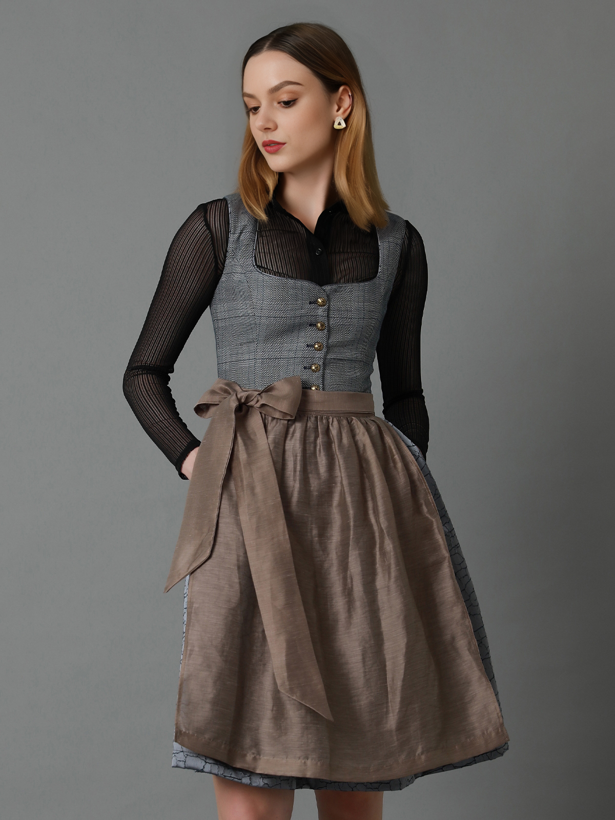 Dirndl mit Samt in Grau
