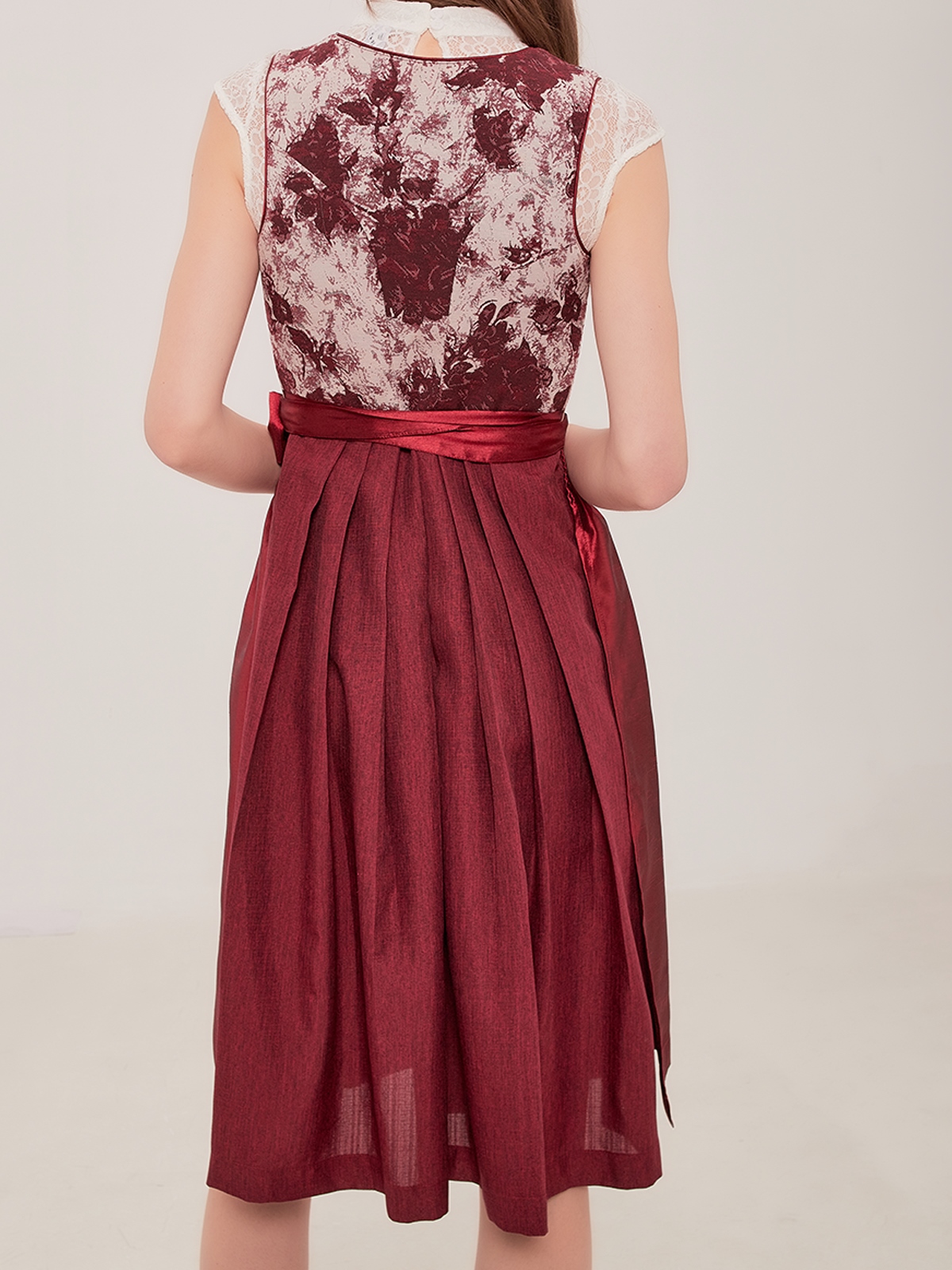 Wildleder Dirndl in Rot – zeitlos & elegant