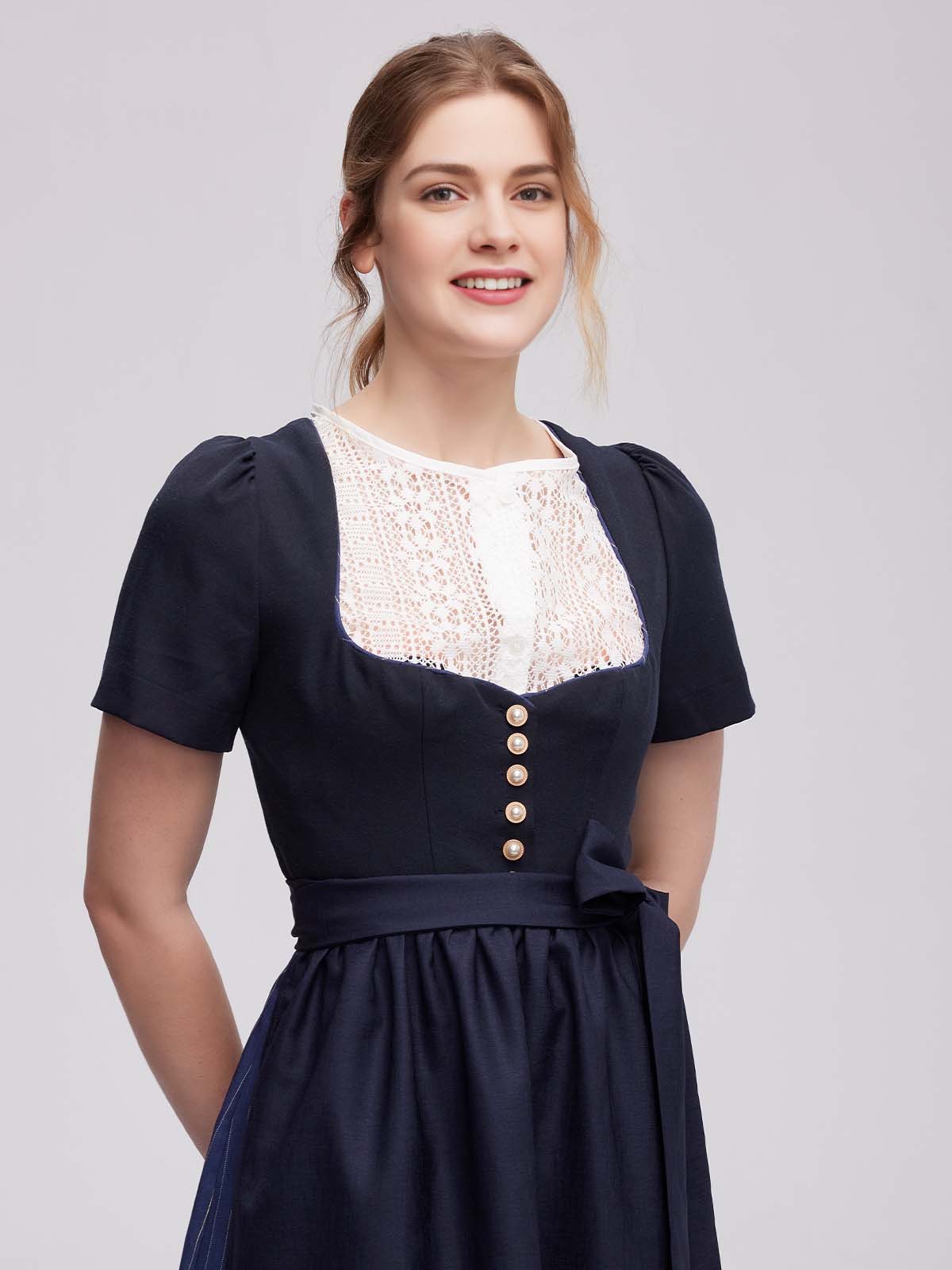 Modernes Dirndl in hellblau und rosa – eine perfekte Symbiose aus Tradition und Moderne