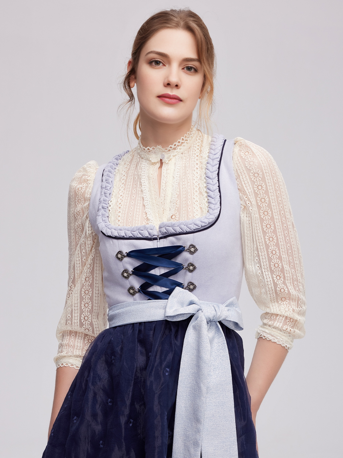 Schwarzes Dirndl mit modernem Schnitt