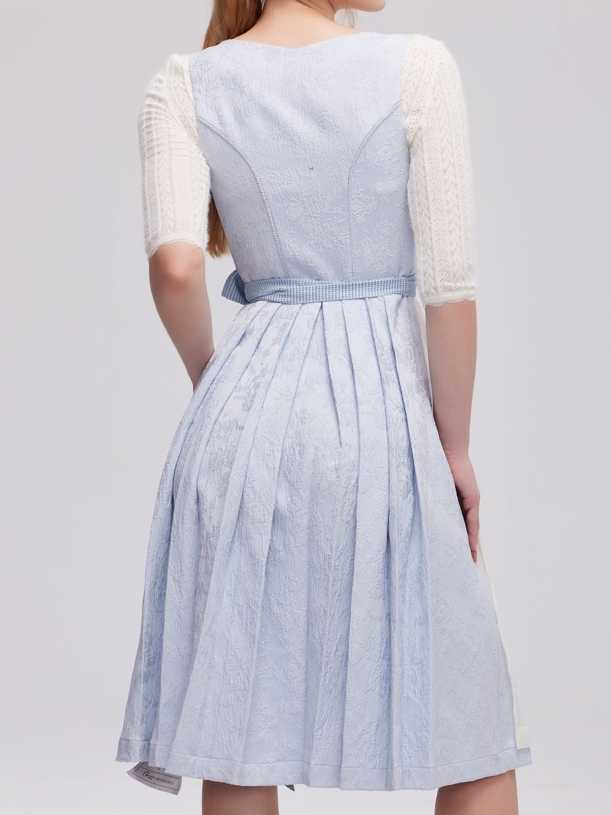 Dunkelrote Bluse im Dirndl-Stil