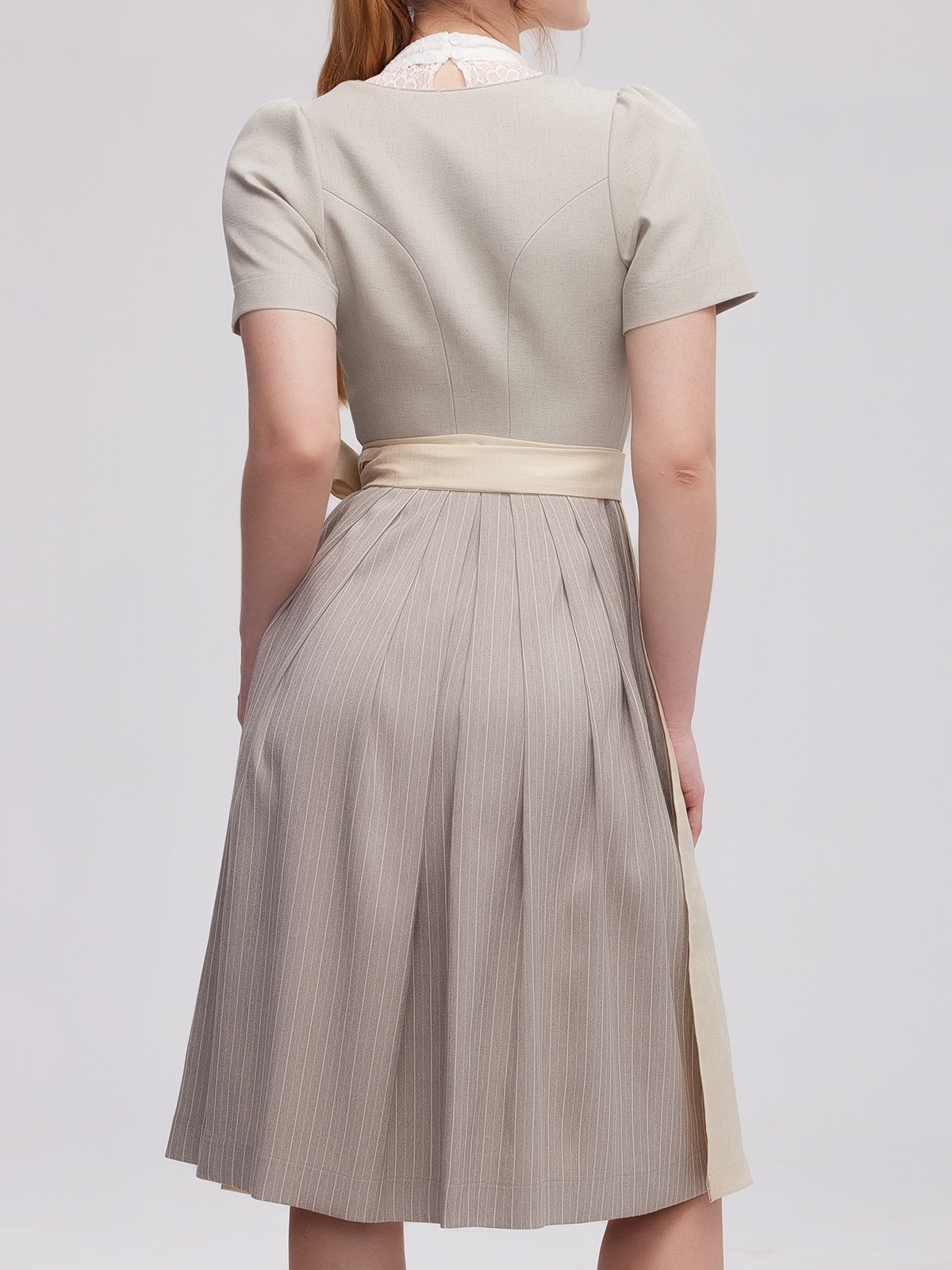Elegantes graues Dirndl mit perfekt sitzendem Ausschnitt