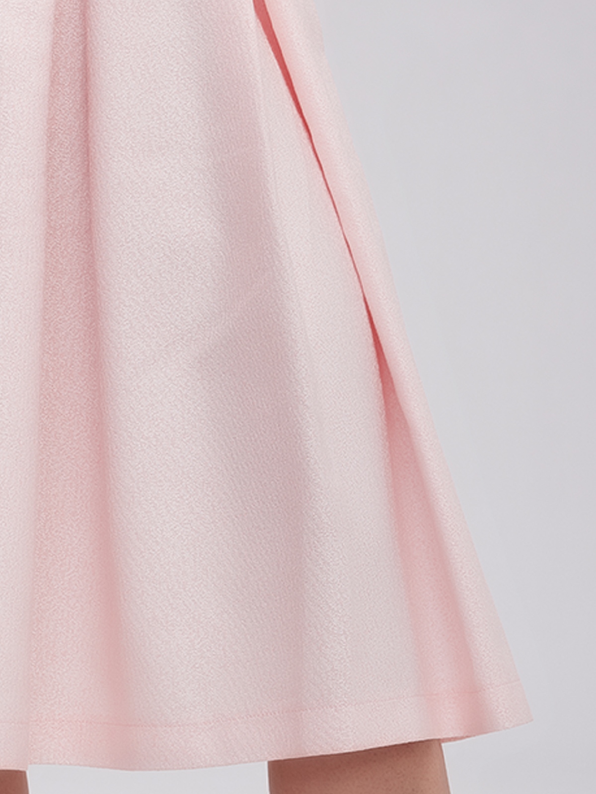 Ein modernes rosa Dirndl mit floralen Applikationen
