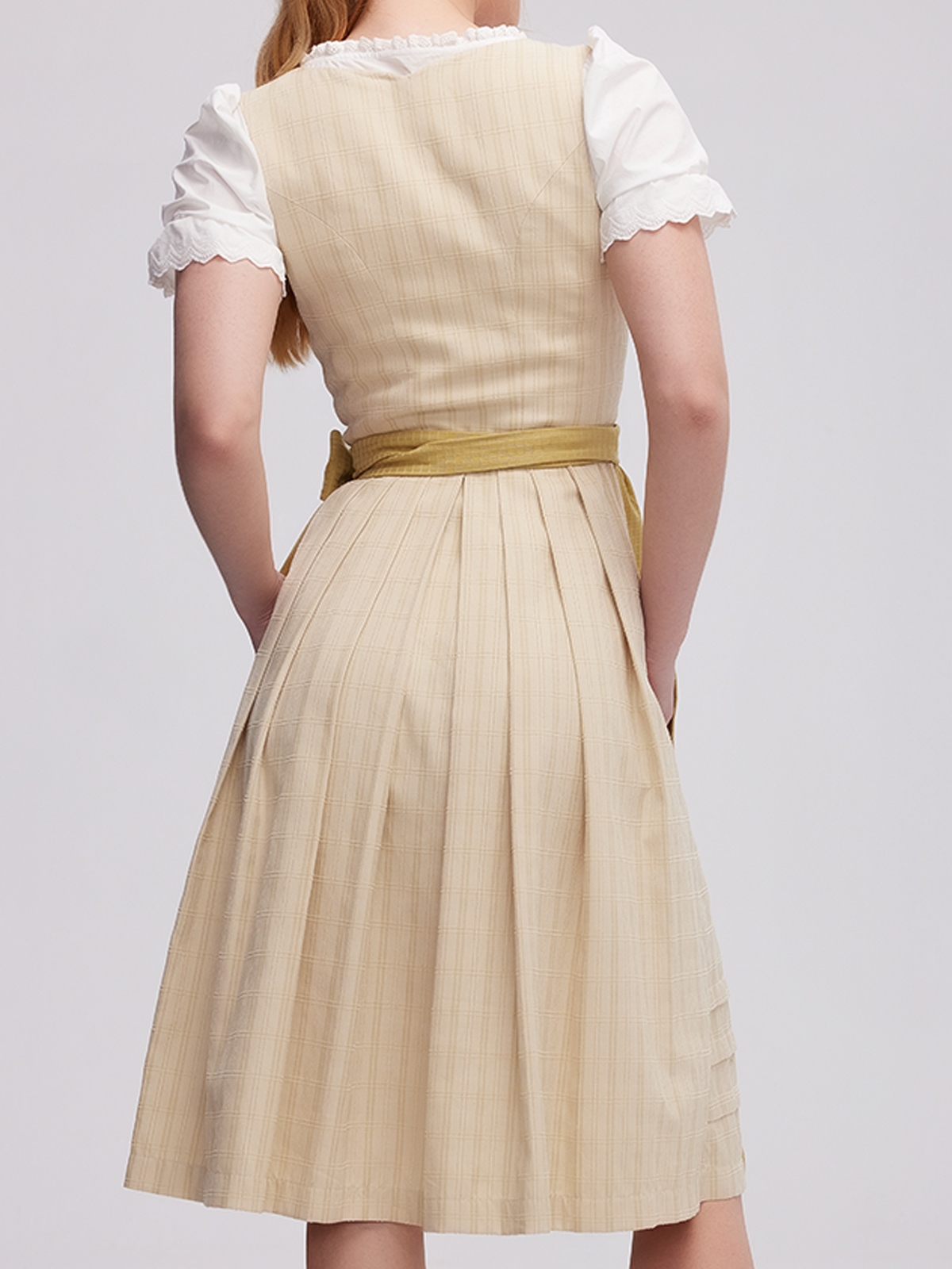 Rosa Dirndl mit Glitzer – stilvoll kombiniert