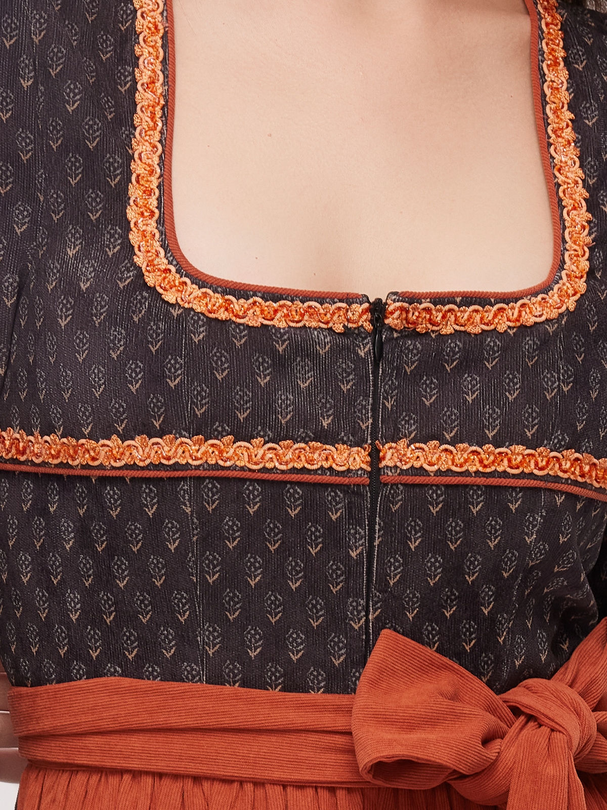 Elegantes schwarzes Samtdirndl mit modernem Schnitt
