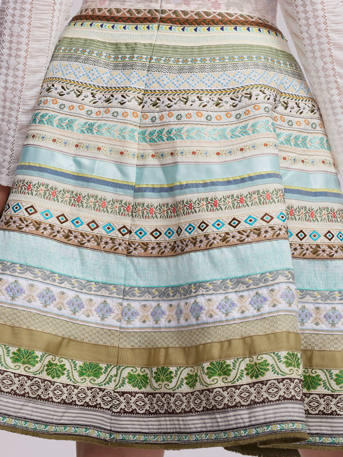 Beige Dirndlbluse in modernem Design