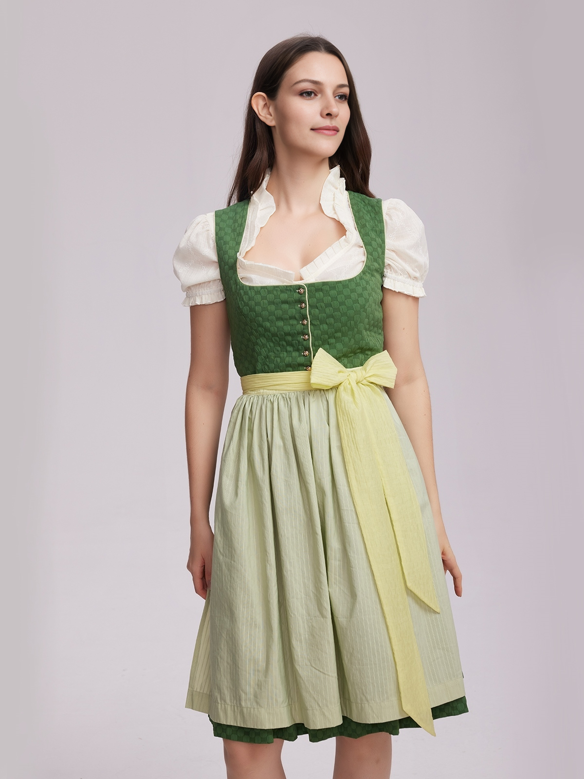 Dirndl Dunkel in Grün – ein Sinnbild für Natur und Eleganz
