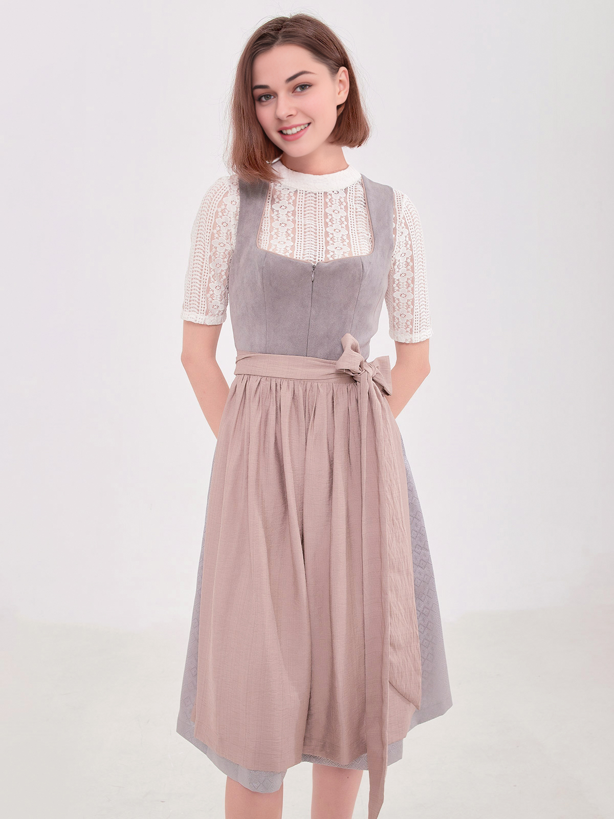 Elegantes graues Dirndl mit traditionellen Details