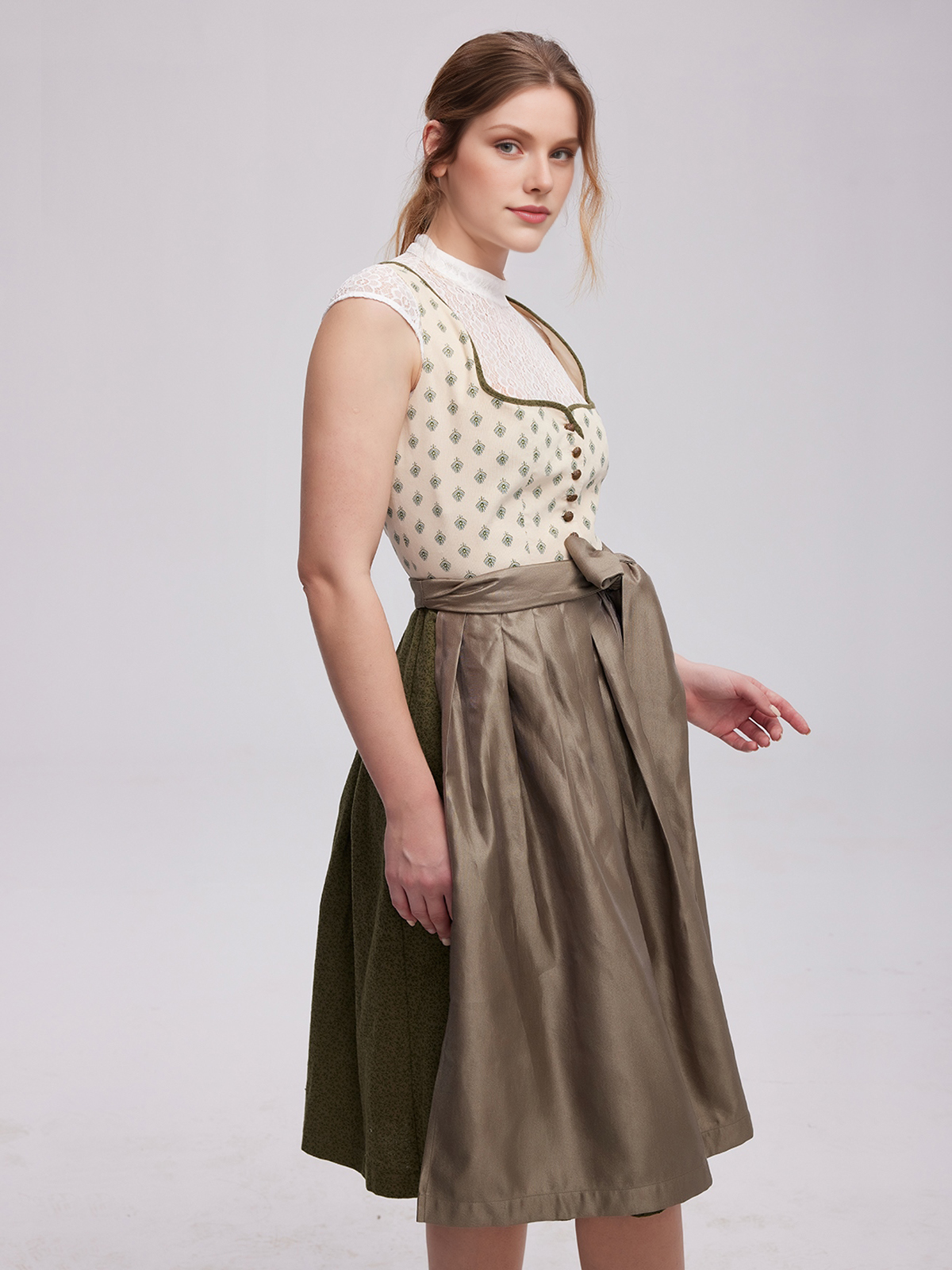 Ein elegantes Flieder Dirndl mit Spitzenbesatz und modernem Schnitt