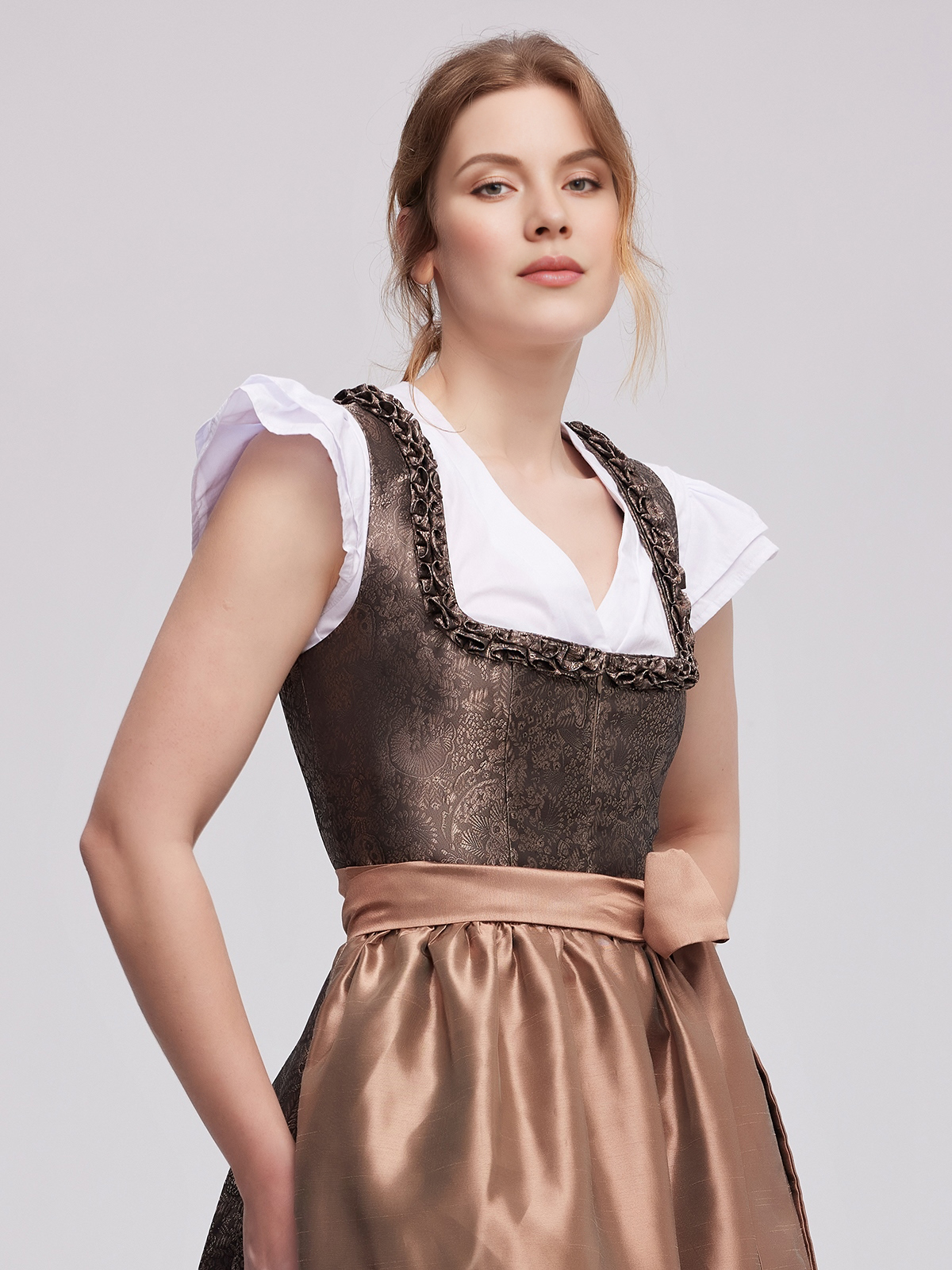 Traditionelles Dirndl in Braun