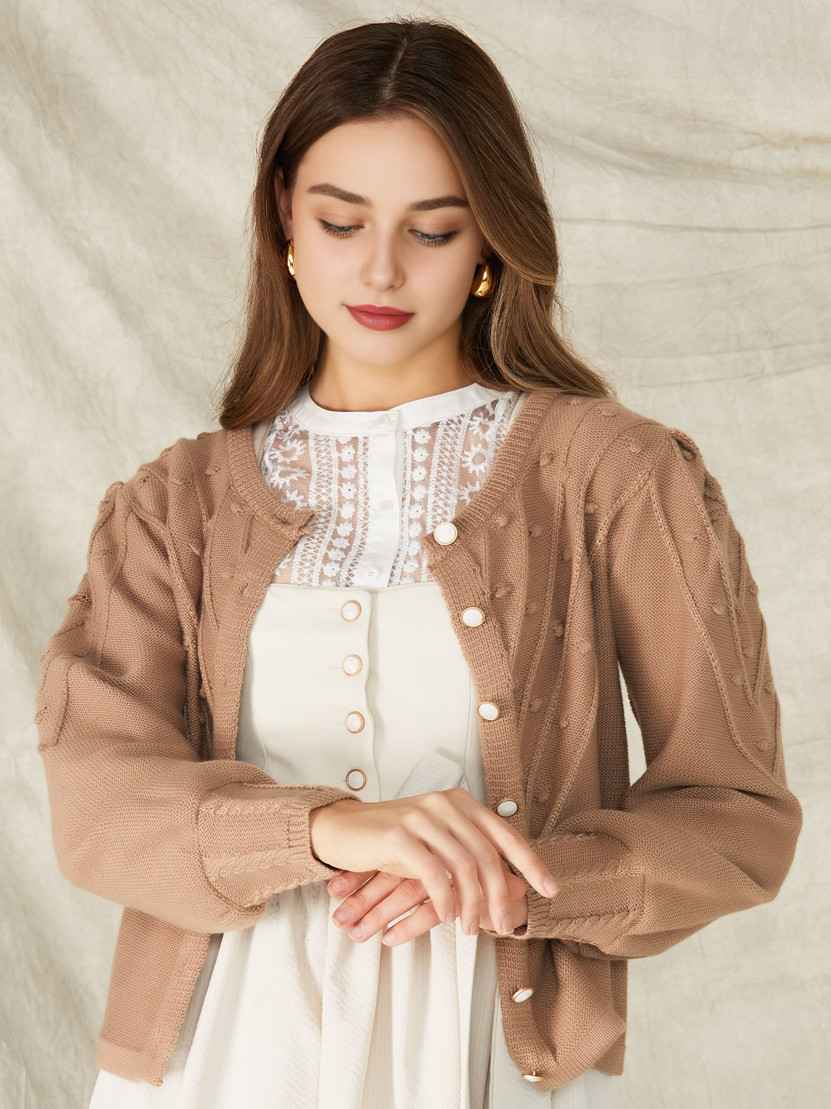 Modernes Dirndl in grün-rot