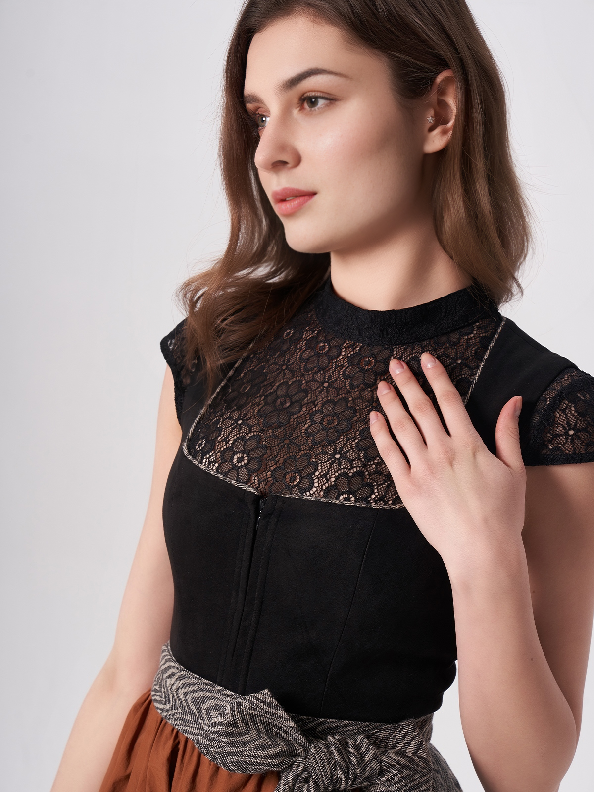 Grau Dirndl mit stilvollen Accessoires
