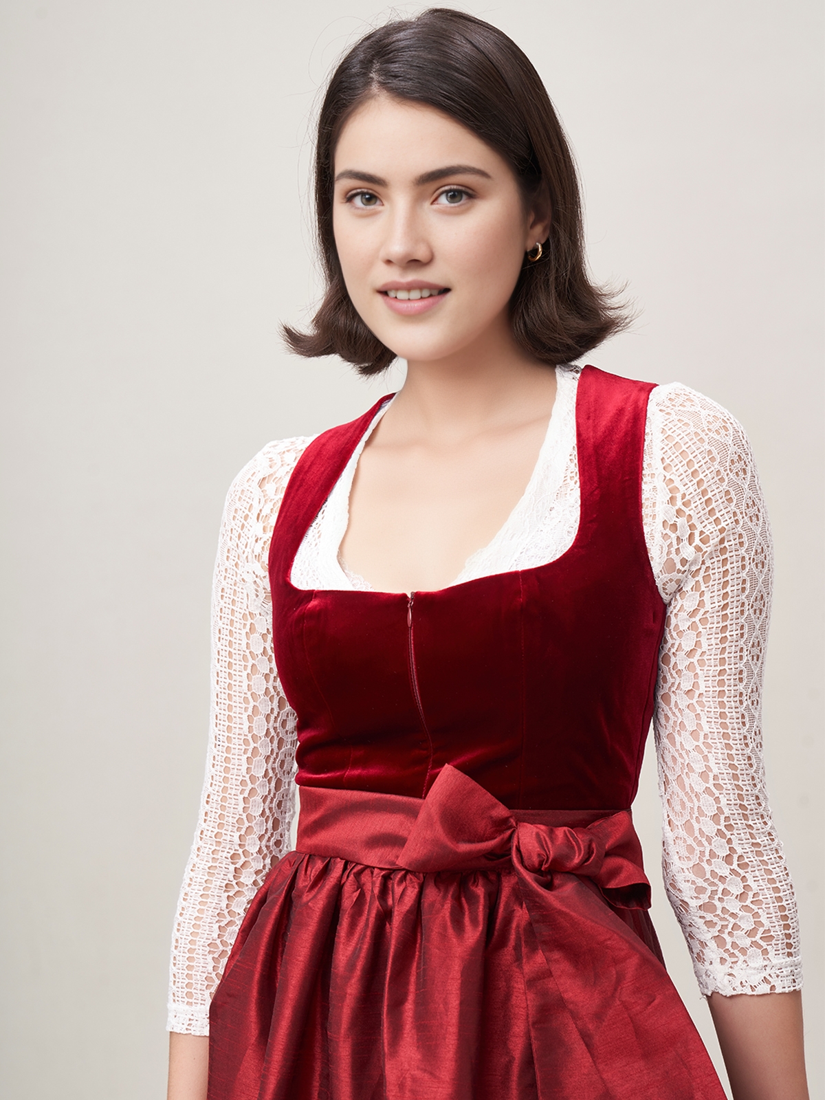 Rotes Dirndl mit eleganter Schürze