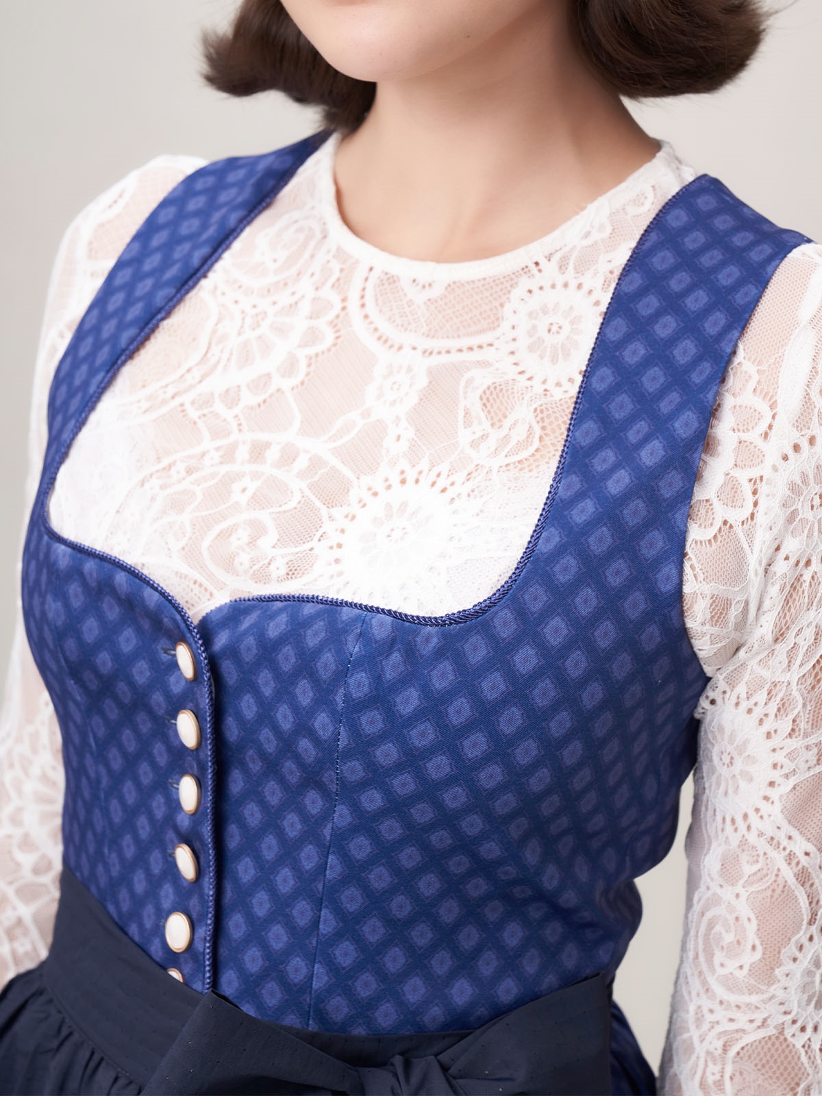 Dirndl in Blau mit modernen Accessoires