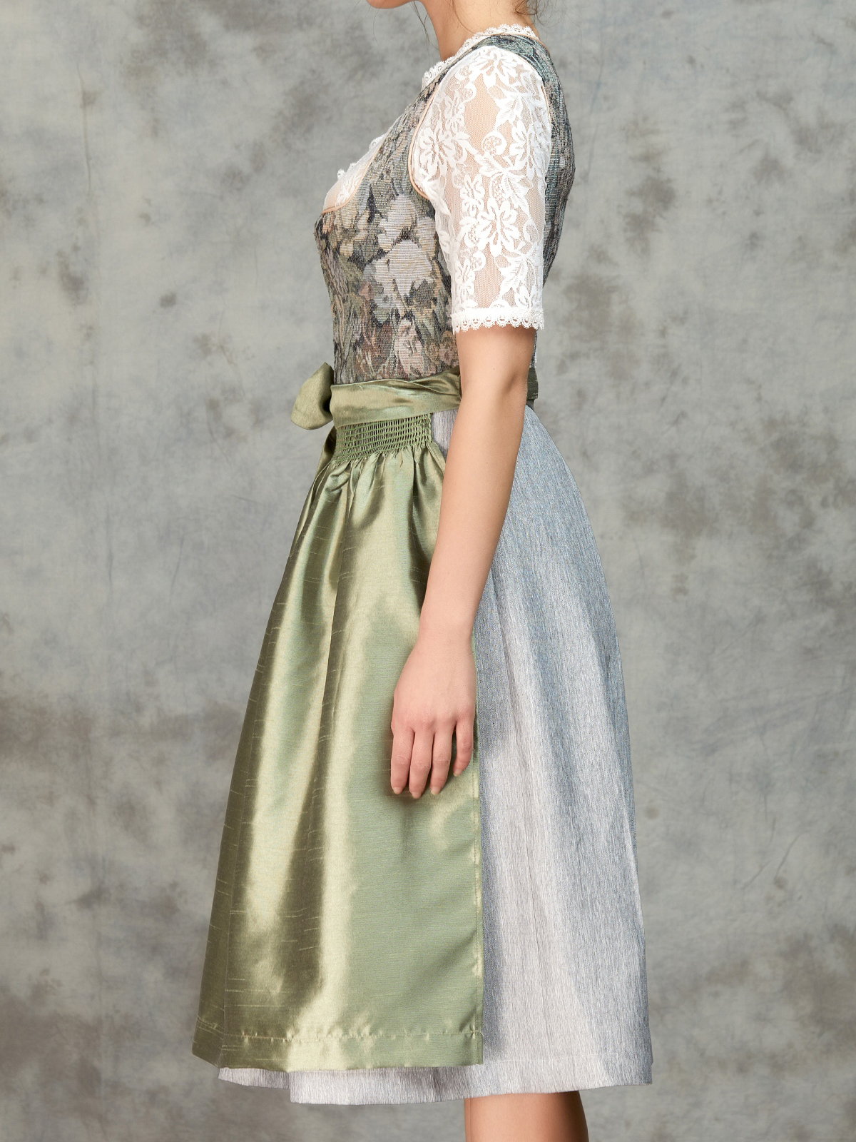 Dirndl in Grün mit floralen Details