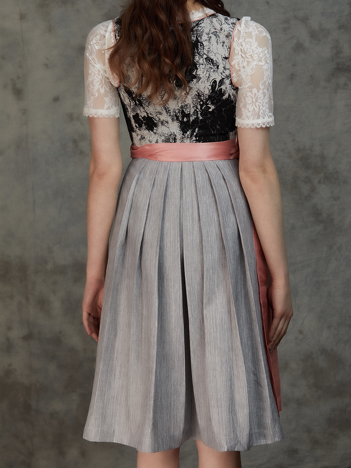 Moderne schwarze Dirndl mit figurbetonter Silhouette