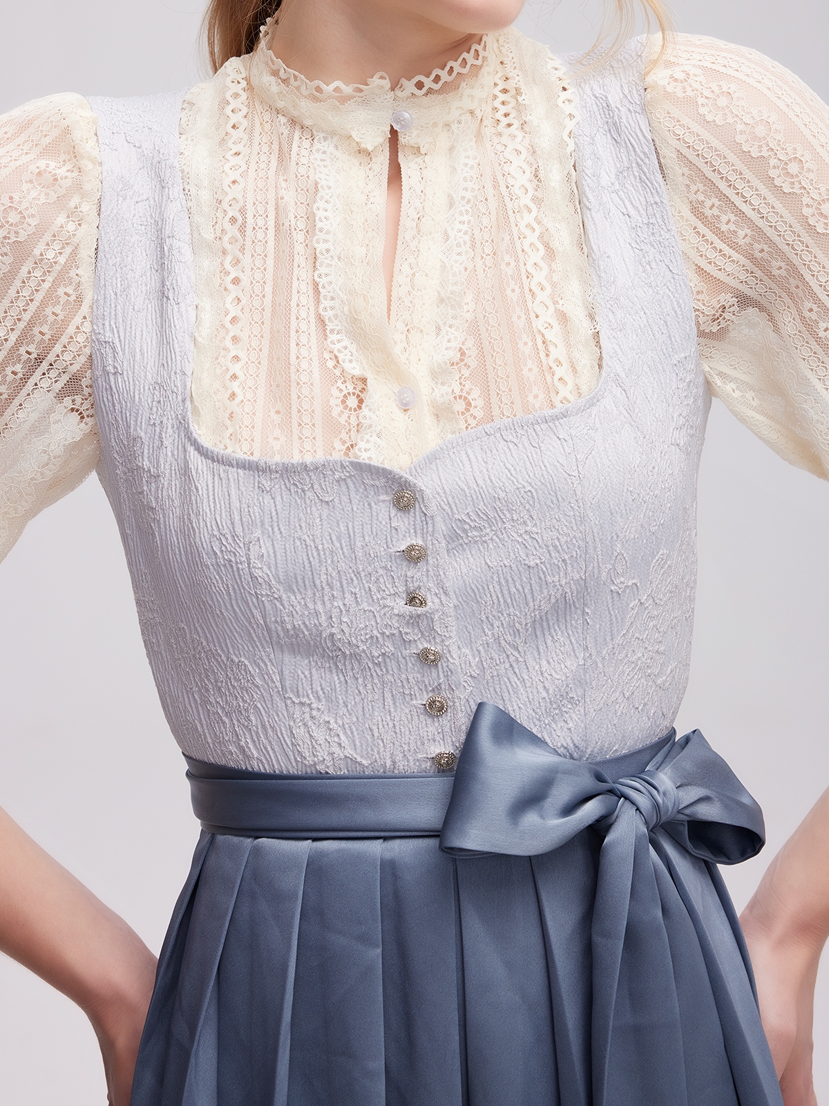 Dirndl in Rot – Eleganz und Tradition