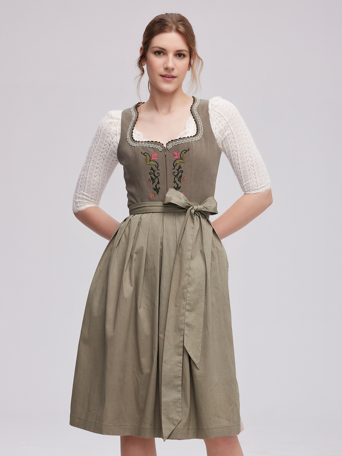 Dirndlbluse schwarz langarm mit grünem Dirndl