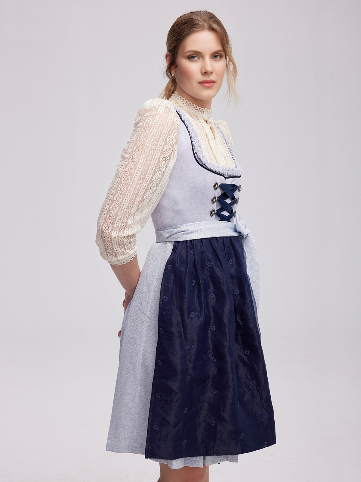 Traditionelles blaues Dirndl