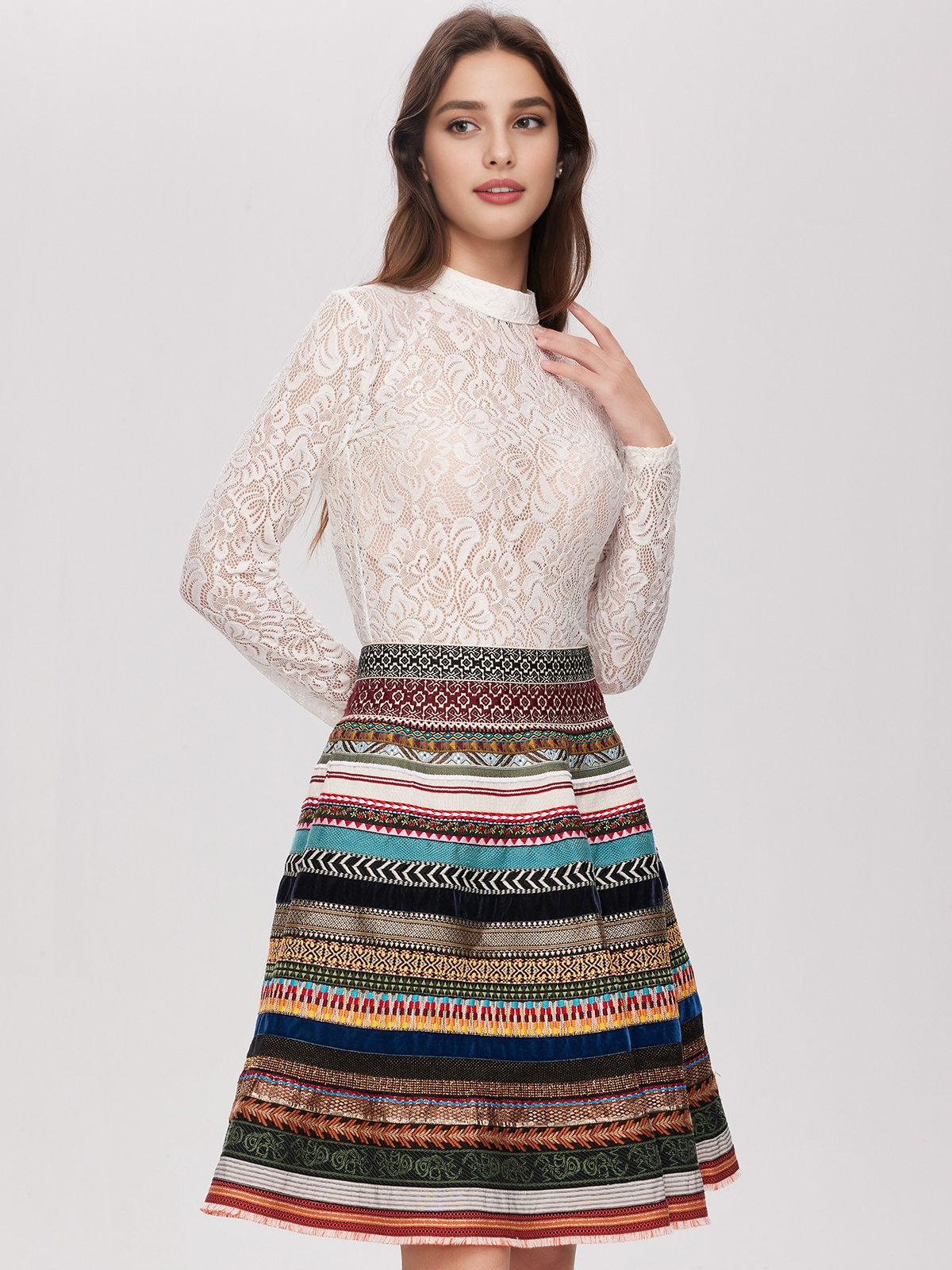 Dirndl mit braunem Rock und passenden Accessoires
