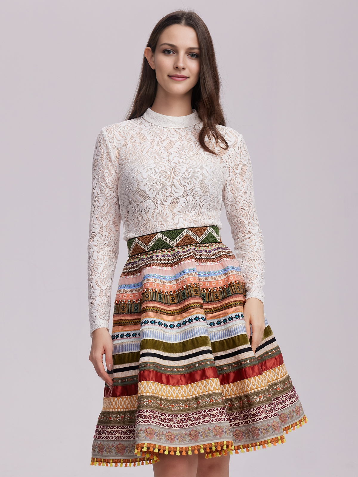 Dirndl in Braun mit floralen Details