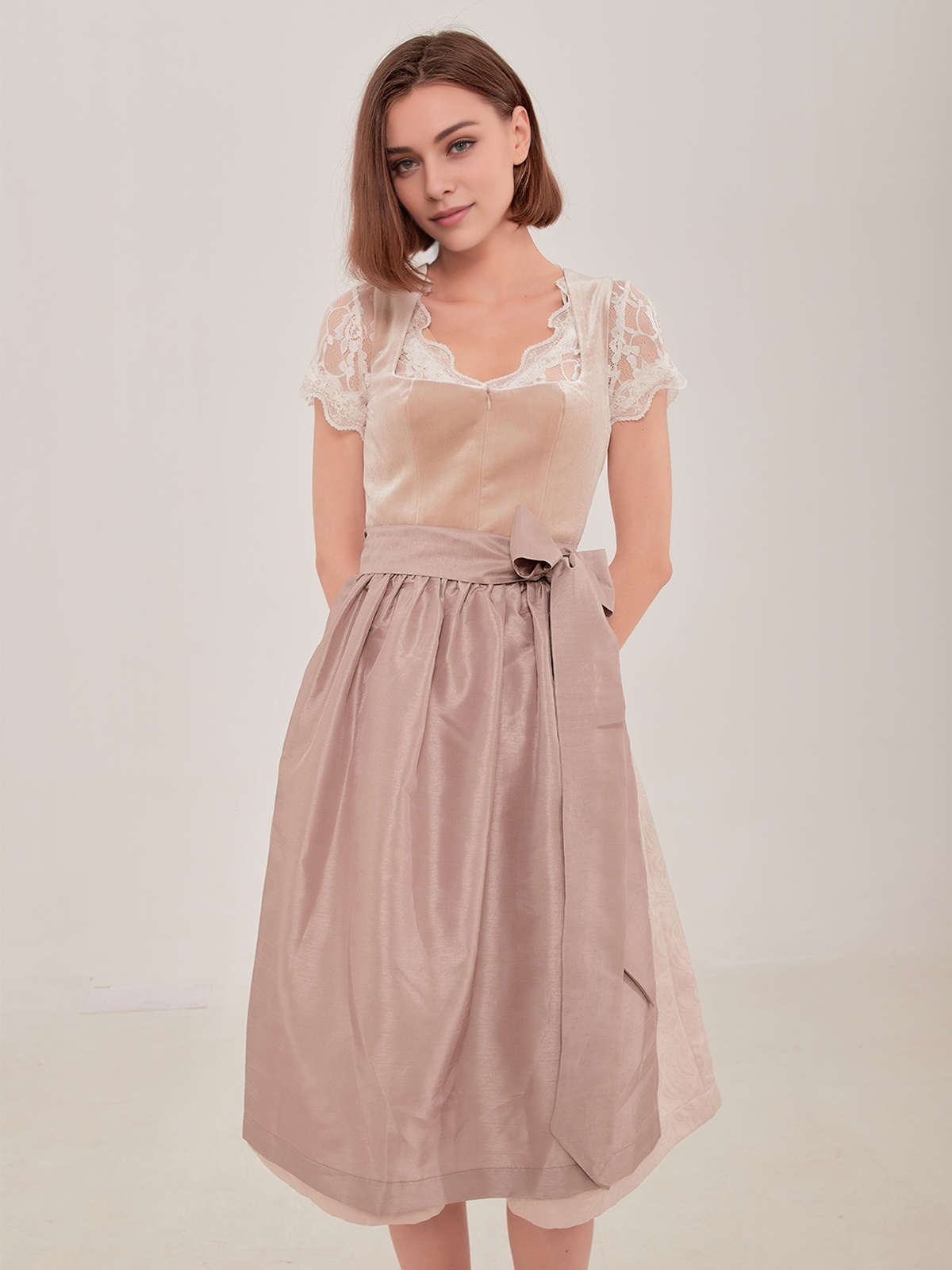 Rosa Dirndl mit eleganter Bluse