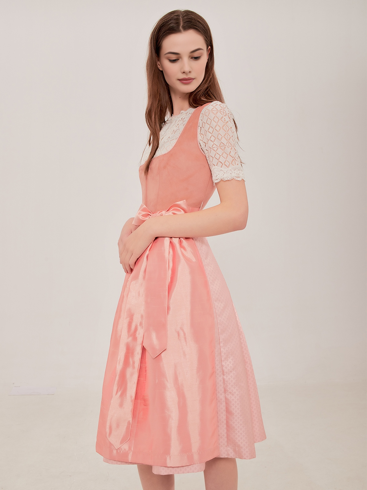 Ein rosafarbenes Ja Mei Dirndl mit Spitzenverzierungen – feminin und elegant